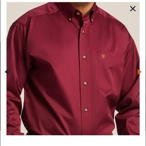 Men’s Ariat dress shirt in burgundy size medium, button up